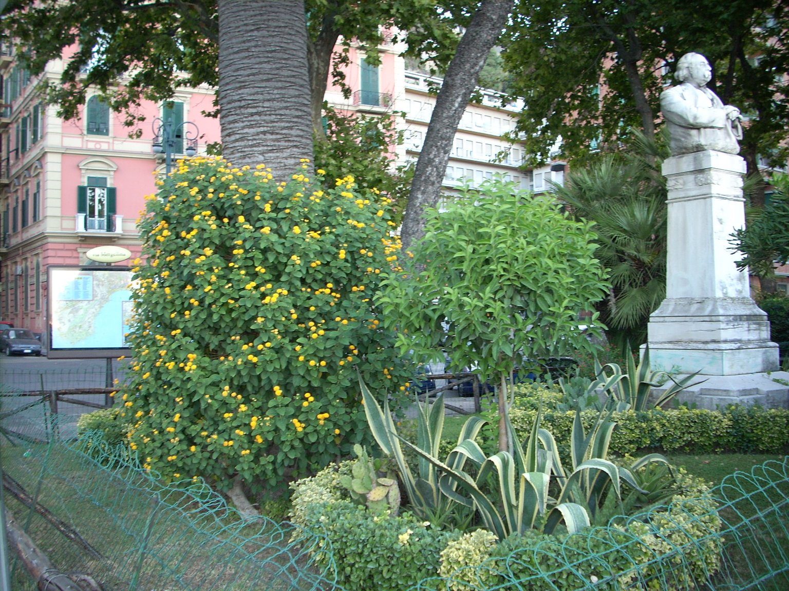 Tommaso Senise monument, Naples - 01.JPG